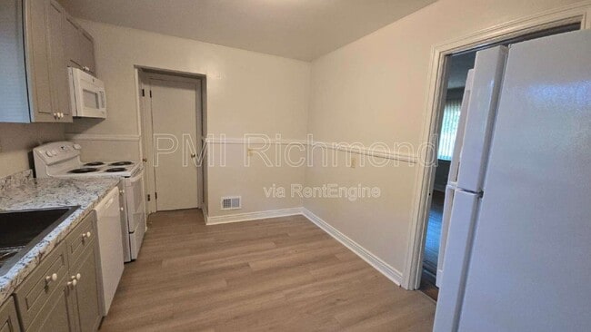 Building Photo - 924 Pierpont Rd
