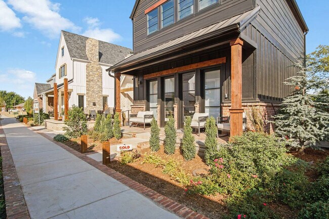 Building Photo - 225 W 1st St