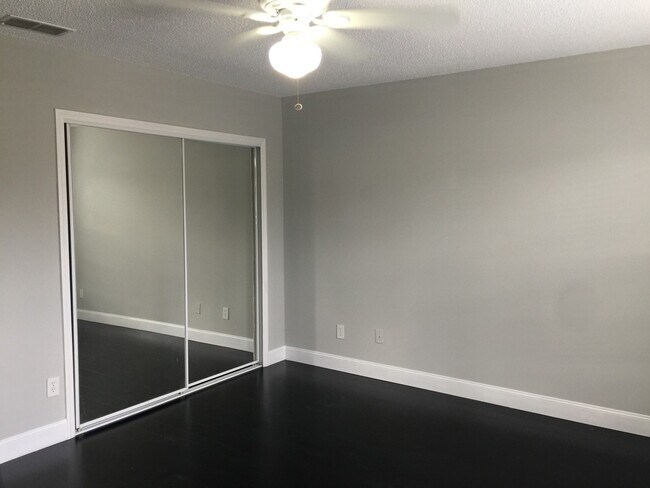Building Photo - Gorgeous Townhouse in the heart of Avalon ...