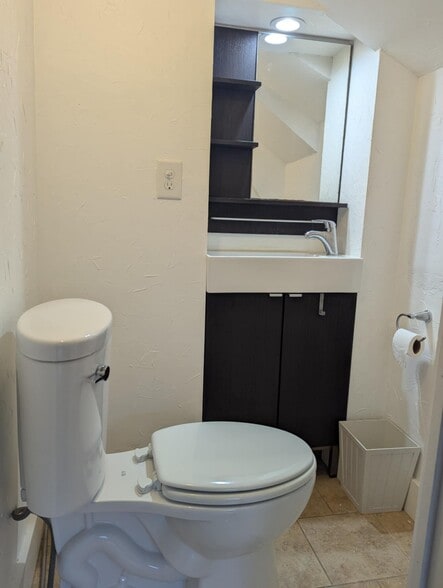 Building Photo - 207 Adrienne St