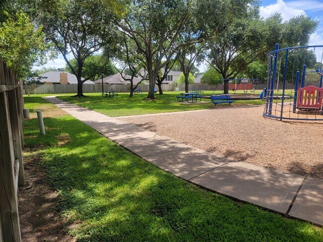 Building Photo - 21023 Western Valley Dr