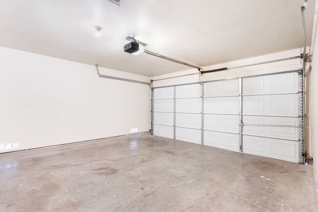 Building Photo - Well-Maintained 3-Bedroom Home – Ideal for Students & Professionals!