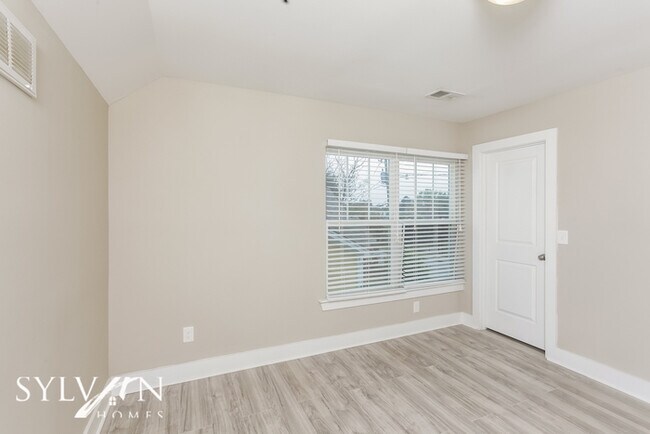 Building Photo - This delightful 3BR 2.5BA is a gem