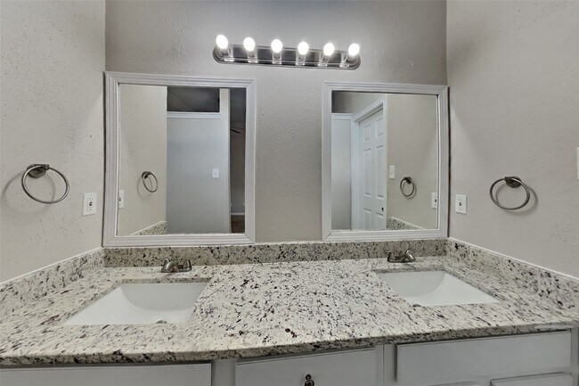 Building Photo - 2811 Pineleaf Dr
