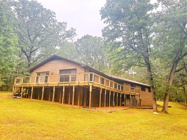 Building Photo - Five bedroom home on one acre of land loca...