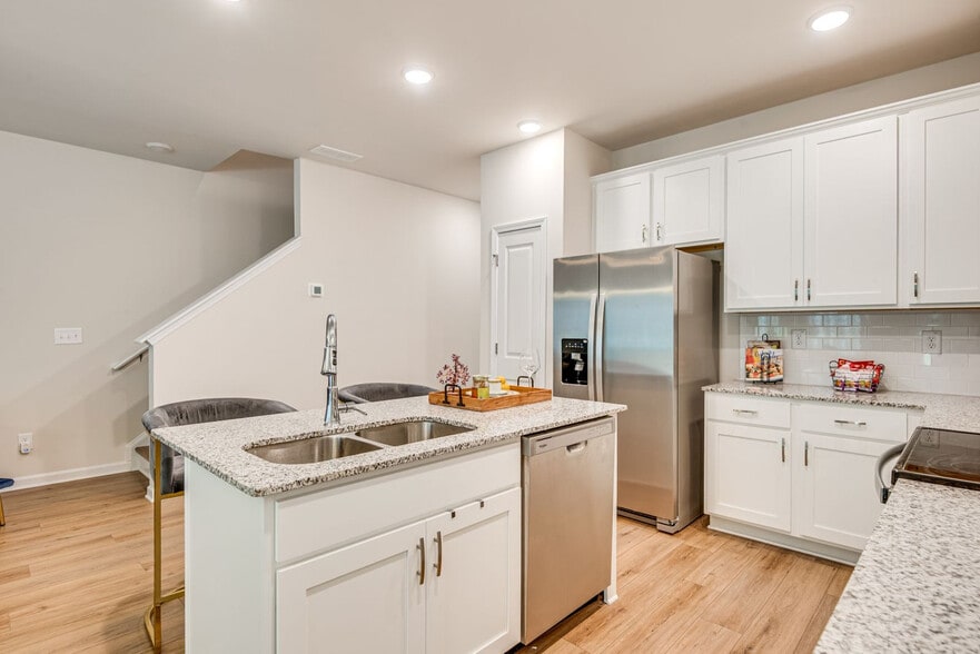 Building Photo - 4252 Notting Hill Dr SW