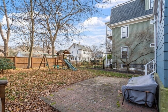 Building Photo - 270 Poplar St