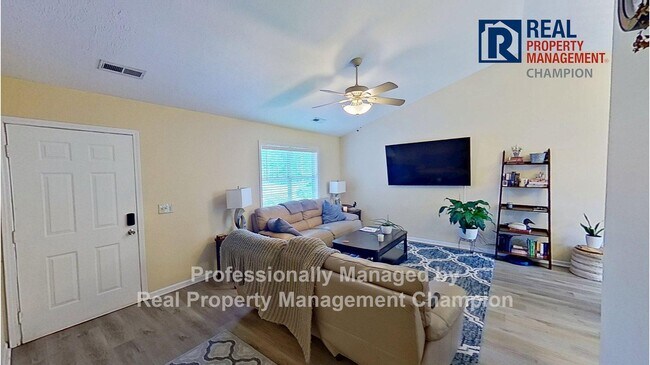 Building Photo - Updated 3 BD/2 BA Plus Office with Attache...