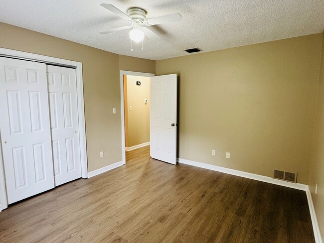 Building Photo - 3- Bedroom Gem !!