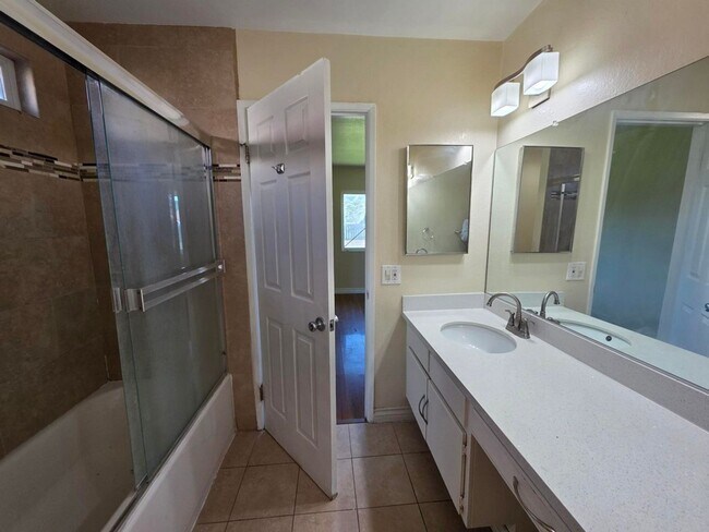 Building Photo - Close to Cal State