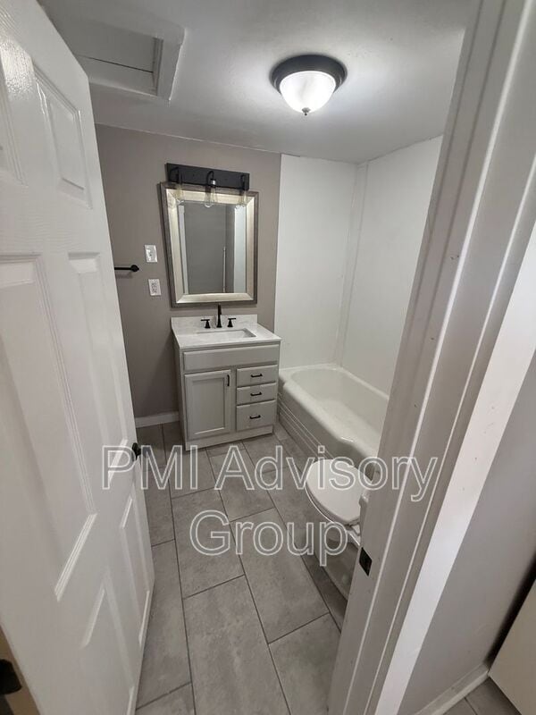 Building Photo - 1409 NE Sardou Ave