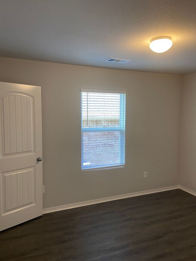 Building Photo - Pre-Leasing Now: Comfortable 3-Bedroom, 2-Bath Duplex in Fairview Haven