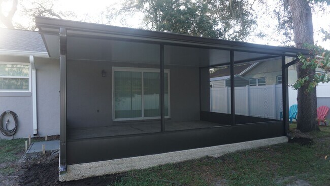 Building Photo - 3 Bedrooms / 2 Bath Brandon Home