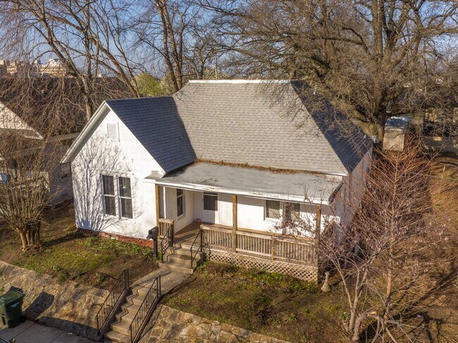 Building Photo - 516 S 17th St