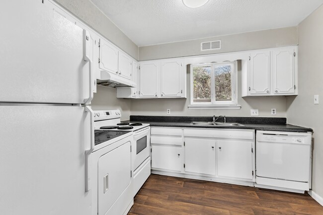 Building Photo - 2/2.5 Walking Distance to NC State