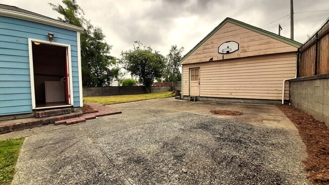 Building Photo - Beautiful 2 bedroom House...Just for you!