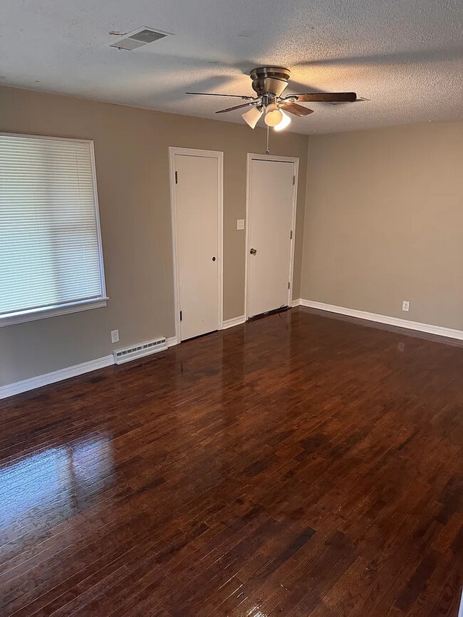 Building Photo - Single family home for rent 2 bed 1 bath detached garage