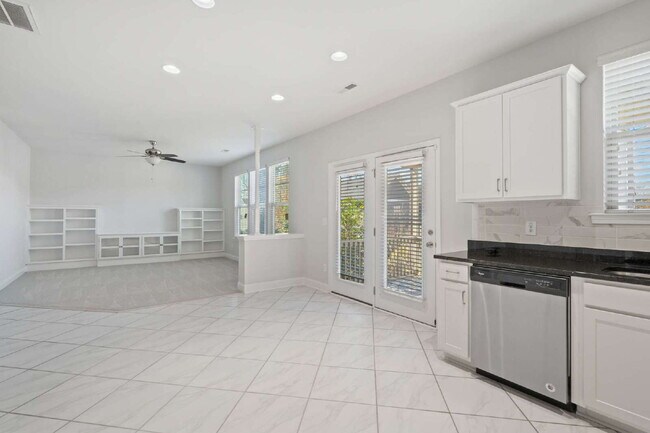 Building Photo - Welcome Home: Spacious 3-Bedroom Retreat i...