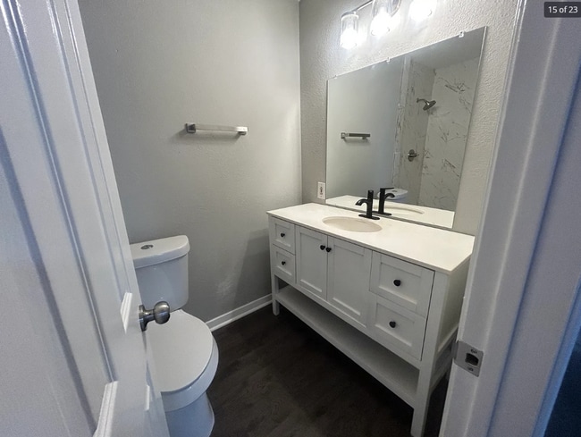 Building Photo - 2801 Meadowview Dr