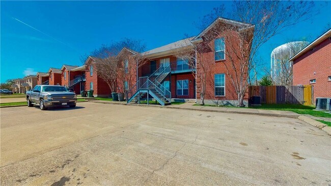 Building Photo - 1511 Hollow Hill Dr