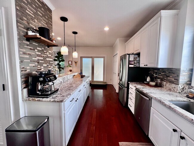 Building Photo - Charming 4 Bedroom home Near Virginia Beac...