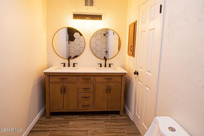 Building Photo - 6806 Ridgley Way