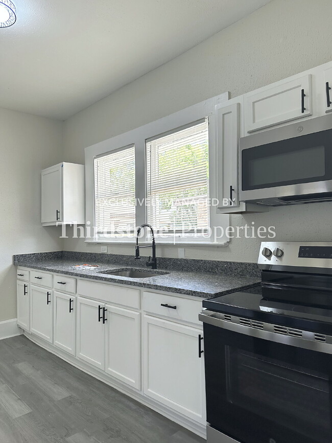 Building Photo - 137 W 18th St