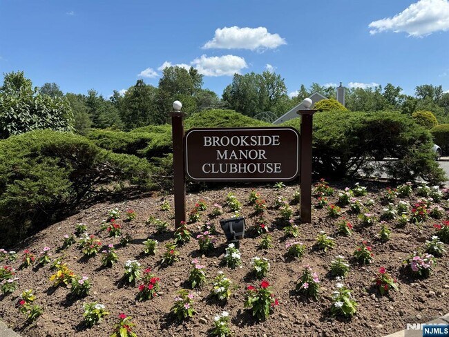 Building Photo - 12 Sandburg Ct