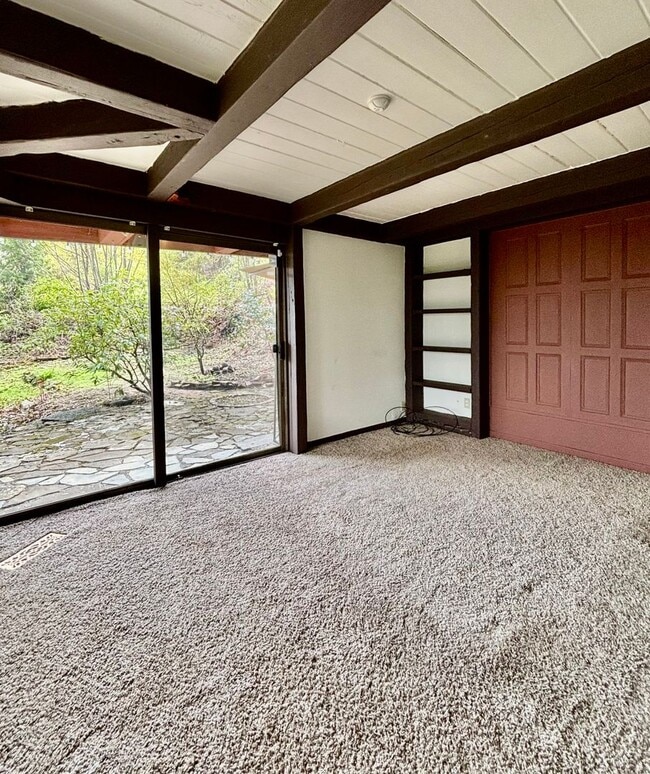 Building Photo - 2 Bed / 2 Bath Lakeview Bellevue cottage $2,995/month