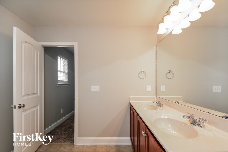 Building Photo - 239 Plymouth Dr