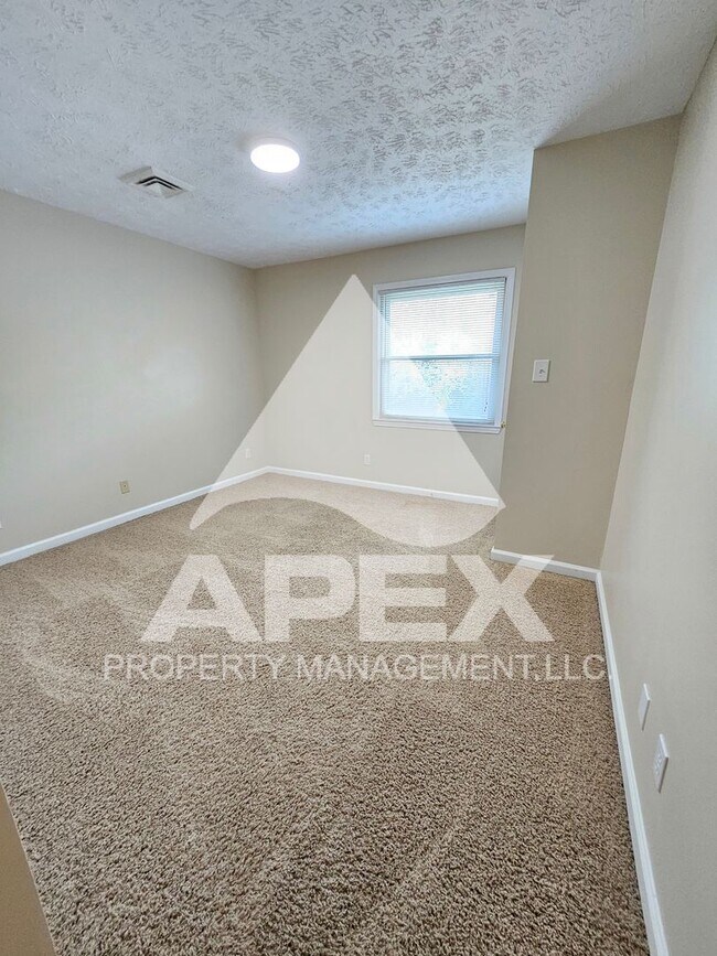 Building Photo - Spacious 3 Bd 2.5 Ba Condo w/Carport in heart of West Knox!