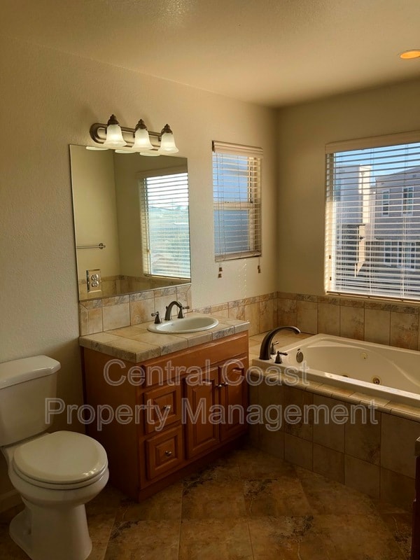 Building Photo - 10 Carmel Cir