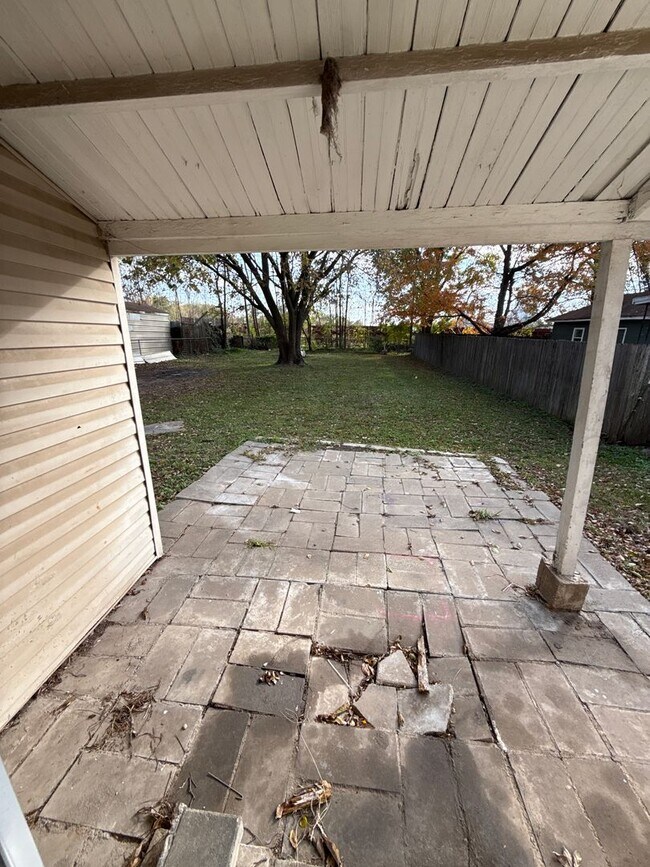 Building Photo - 3 bedroom/2 bath house