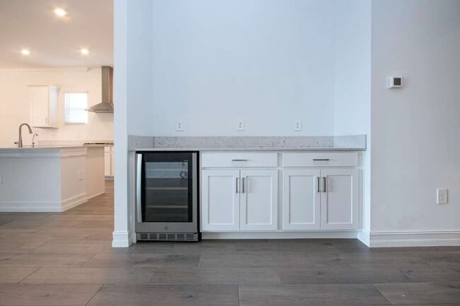 Building Photo - Spacious Like New 4-Bedroom Oasis with 3 F...