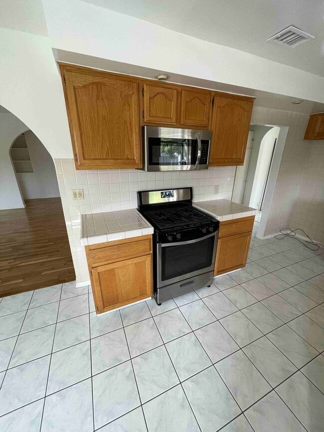 Building Photo - CENTRALLY LOCATED HOME IN BEVERLYWOOD!