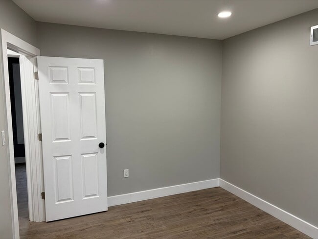 Building Photo - This Beautifully Fully Remolded 2 Bed 1 Full Bath Townhome in Stowe is Now Available