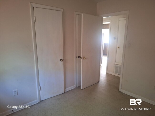 Building Photo - 2211 Wolf Ridge Rd
