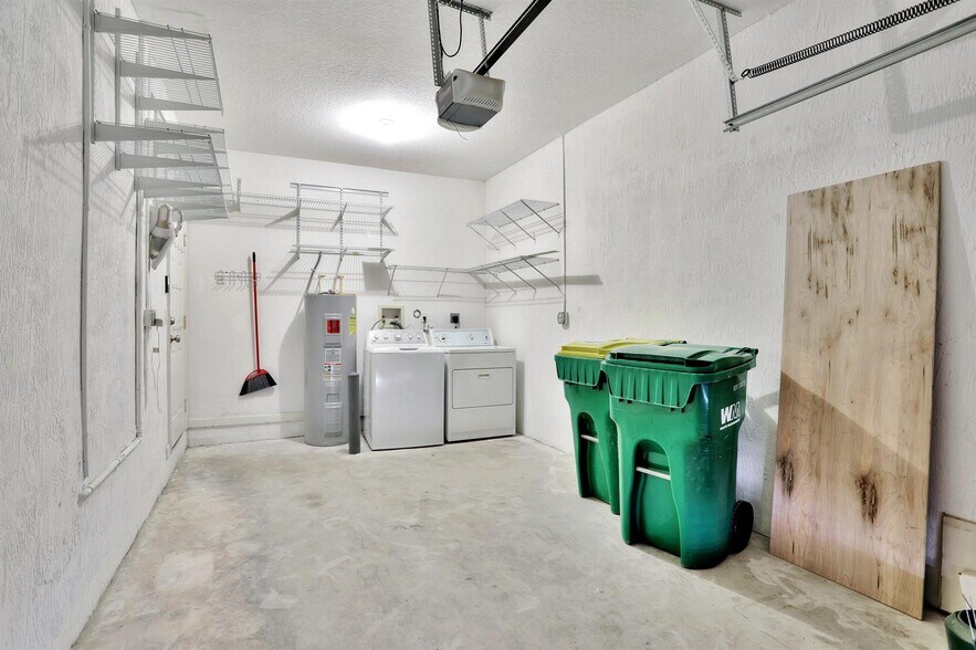 Building Photo - 6527 Catalina Ln