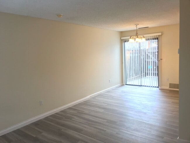 Building Photo - Charming and Conveniently Located Townhome...