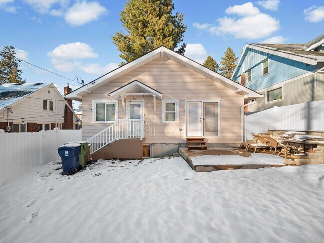 Building Photo - 811 W 13th Ave