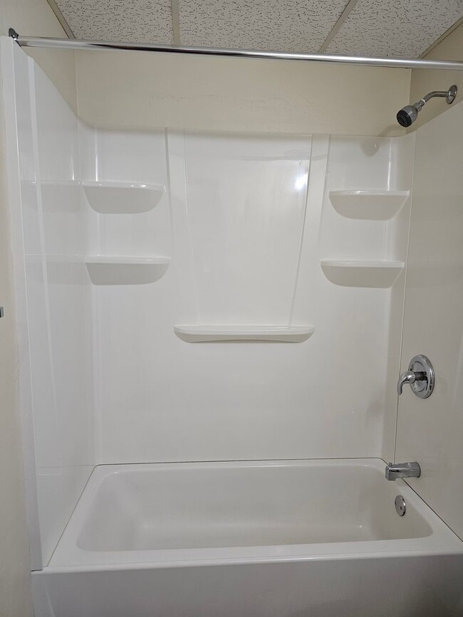 Building Photo - One Bedroom Apartment Downtown