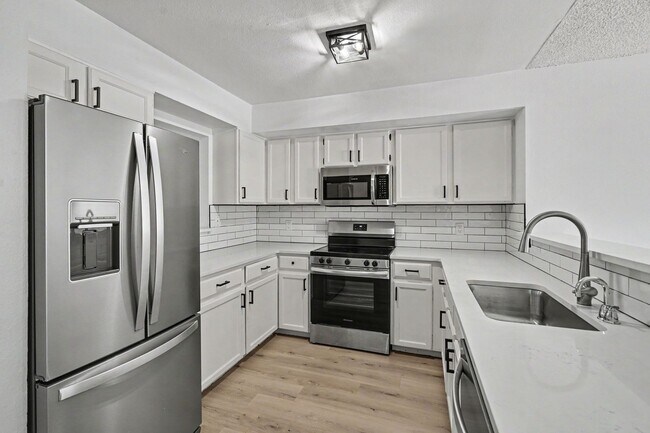 Building Photo - Spacious 2 Bed 2.5 Bath with a finished basement in the heart of Bear Creek