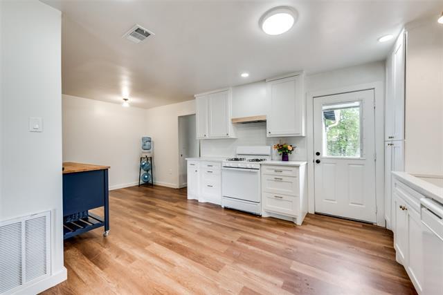 Building Photo - 228 E Oak Dr