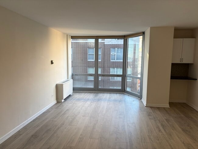 Building Photo - 21 W Goethe St