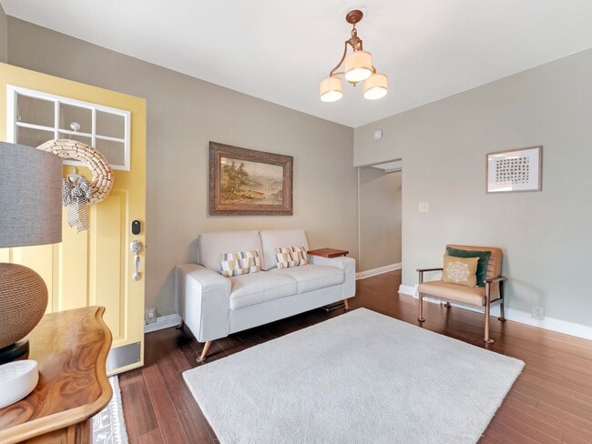 Building Photo - Luxury Updated Row Home | 1 Block from Butler Street