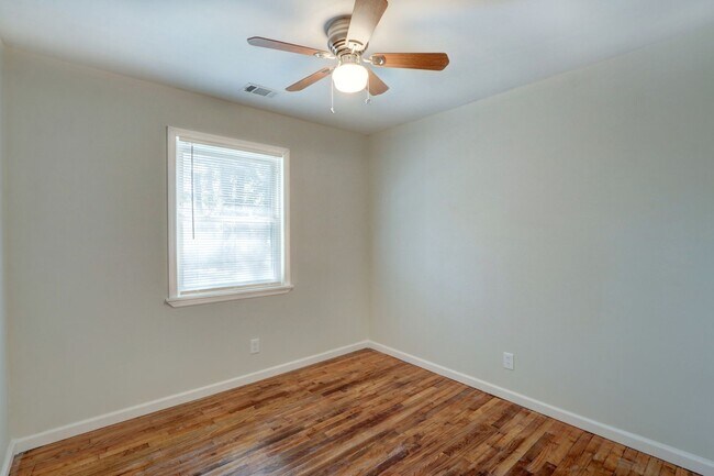 Building Photo - Nice Three Bedroom Single Family - Fenced ...