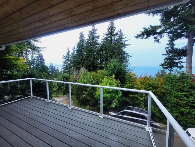 Building Photo - Beautiful South Hill Home with Bay Views 3...