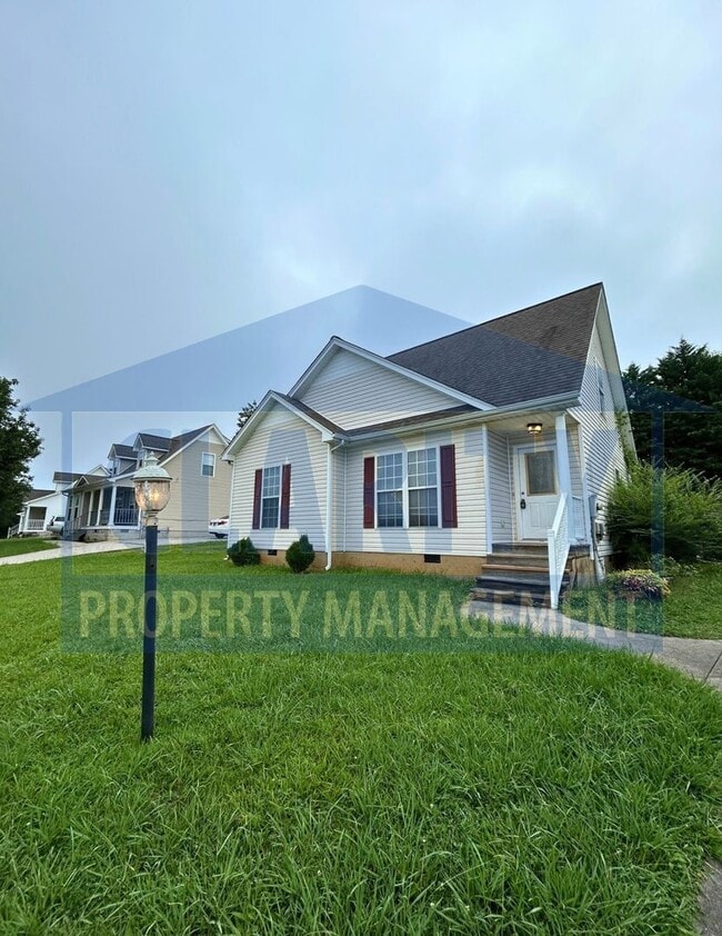 Building Photo - 3 bedroom home w/ fenced in backyard!