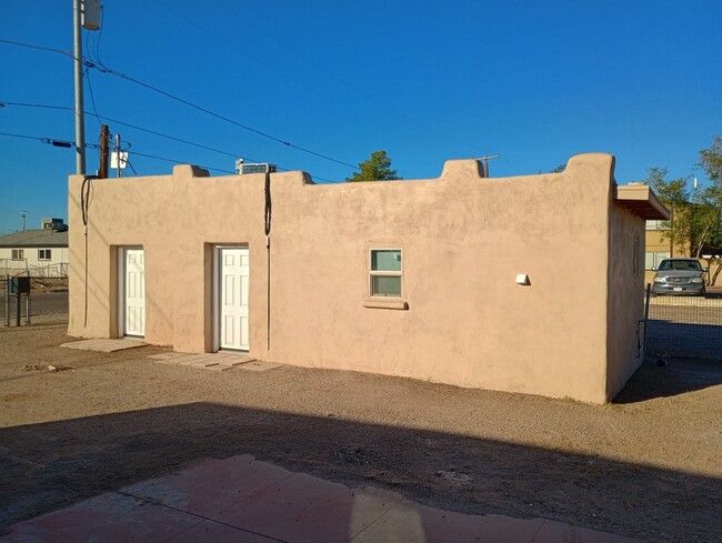 Building Photo - E 4th St