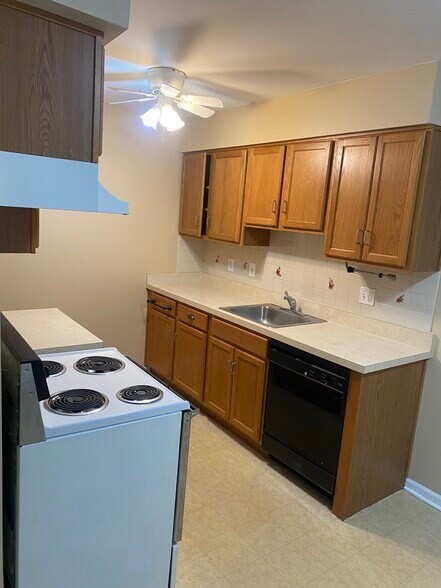 Building Photo - 35401 Hickory Woods Ln